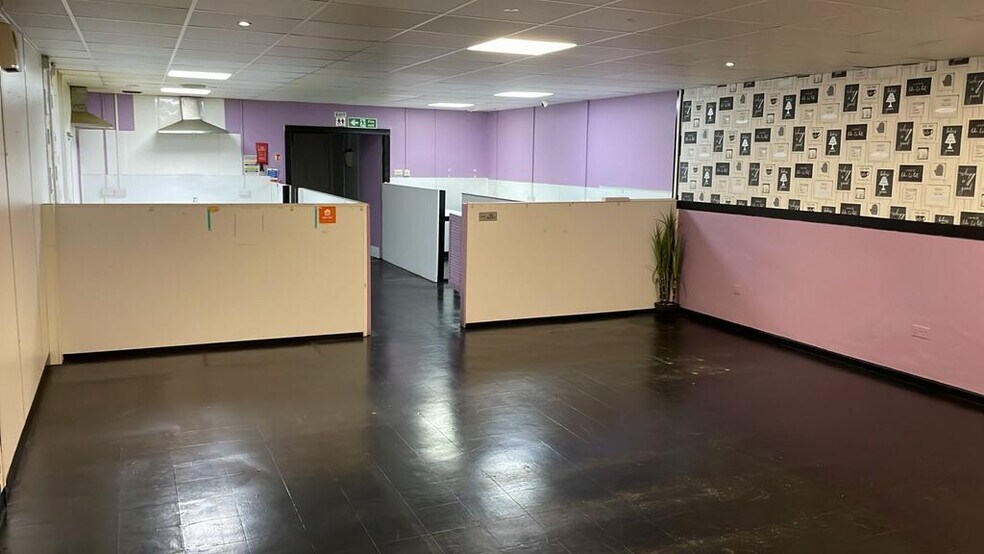 95-105 Oak Rd, Manchester à louer - Photo du bâtiment - Image 3 de 6