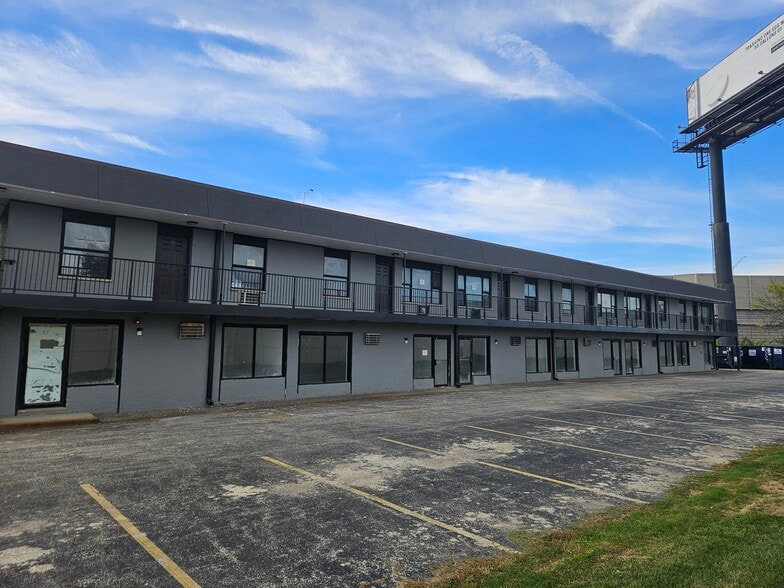 8646 S Roberts Rd, Justice, IL à louer - Photo du bâtiment - Image 3 de 6