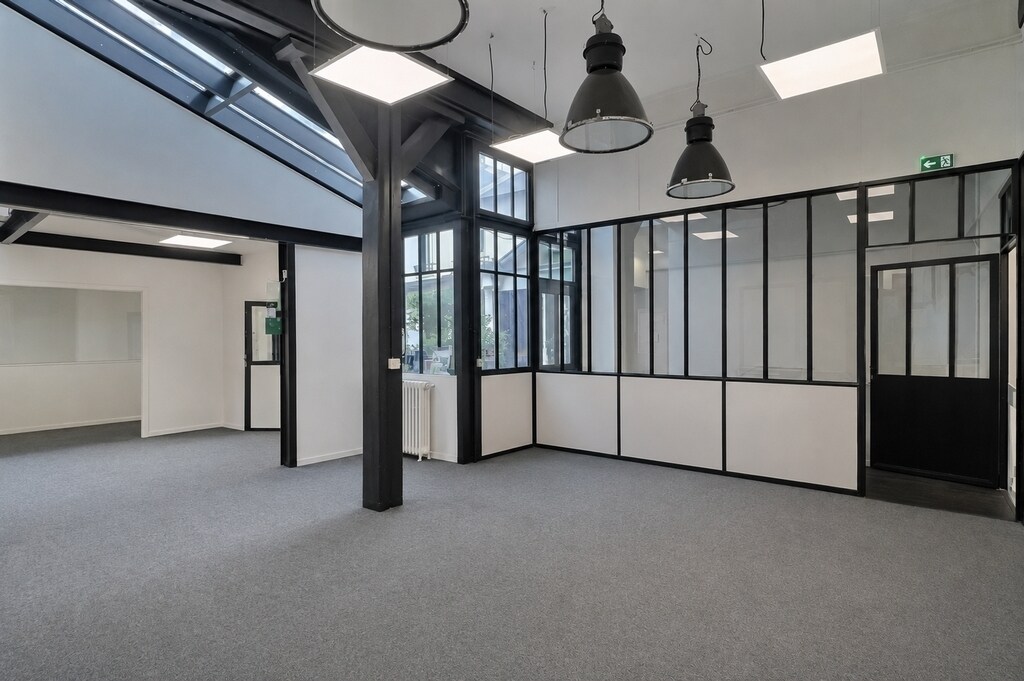Office in Paris for sale Building Photo- Image 1 of 14