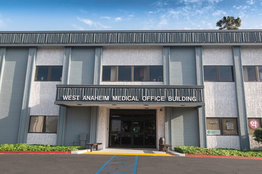 3055 W Orange Ave, Anaheim, CA à louer - Photo du bâtiment - Image 3 de 5