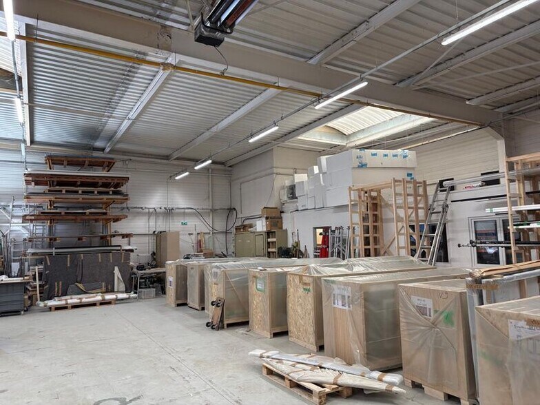 Flex in Champigny-sur-Marne for lease - Interior Photo - Image 2 of 11