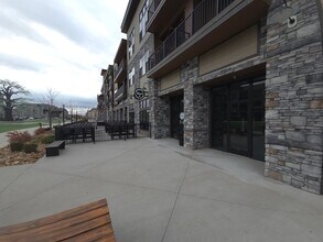 15325 Old Town Dr, Parkville, MO à louer Photo du bâtiment- Image 2 de 9