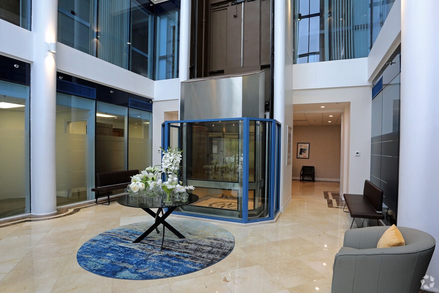 3785 N Federal Hwy, Boca Raton, FL for lease - Lobby - Image 2 of 6