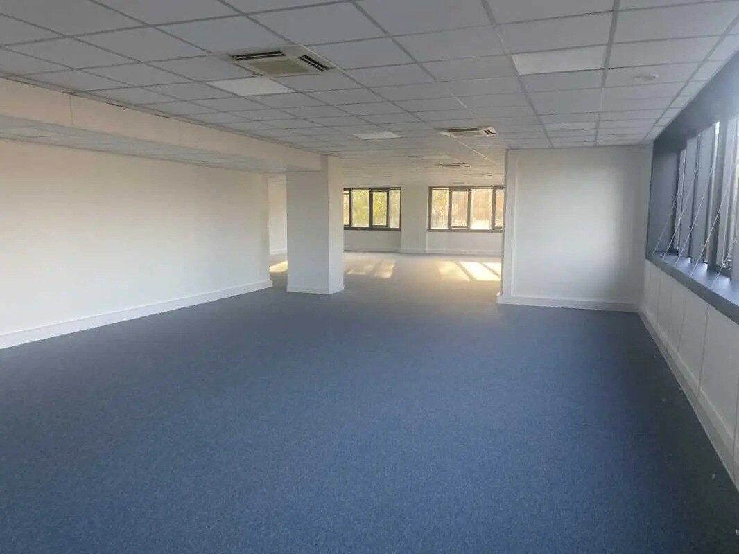 Office in Saint-Didier-au-Mont-d'Or for lease Interior Photo- Image 1 of 2