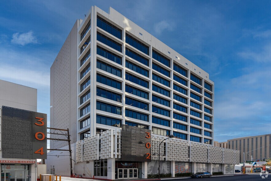 302 E Carson Ave, Las Vegas, NV à louer - Photo du bâtiment - Image 1 de 8