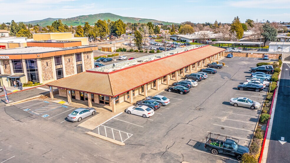2560 N Texas St, Fairfield, CA à louer - Photo du bâtiment - Image 2 de 18