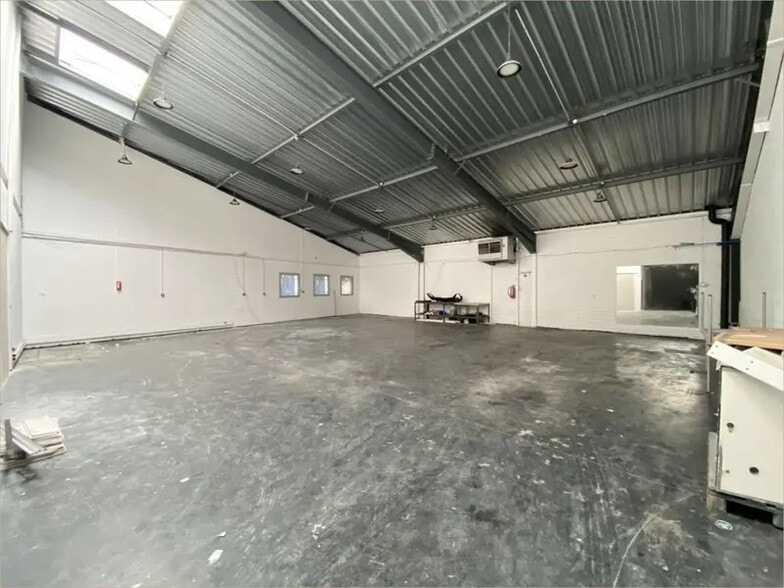 Flex in Dardilly for lease - Building Photo - Image 2 of 7