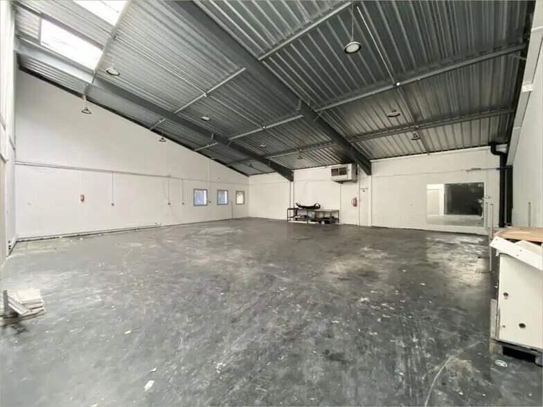 Flex dans Dardilly à louer - Photo du bâtiment - Image 2 de 7