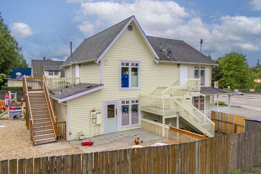 21616 7th Pl S, Seattle, WA à vendre - Photo du bâtiment - Image 2 de 5