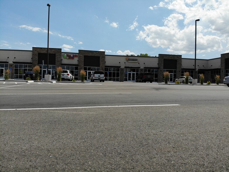 8800-8860 S Redwwod Rd, West Jordan, UT à louer - Photo du bâtiment - Image 2 de 21