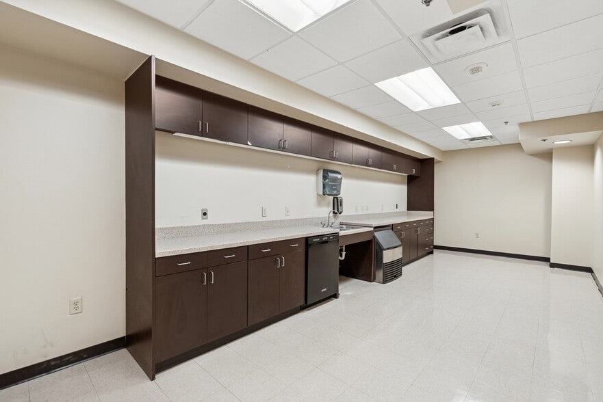 1100 NE Loop 410, San Antonio, TX à louer - Photo du bâtiment - Image 3 de 11