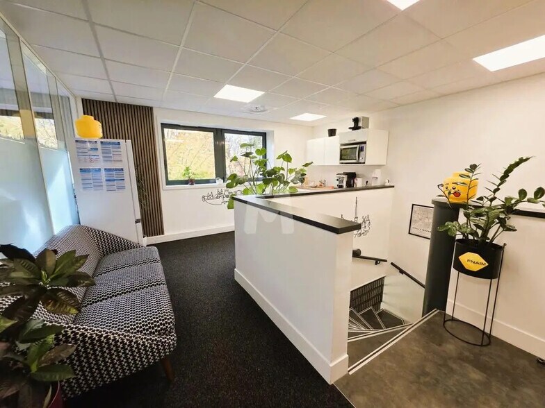 Bureau dans Évry-Courcouronnes à louer - Photo du bâtiment - Image 2 de 11