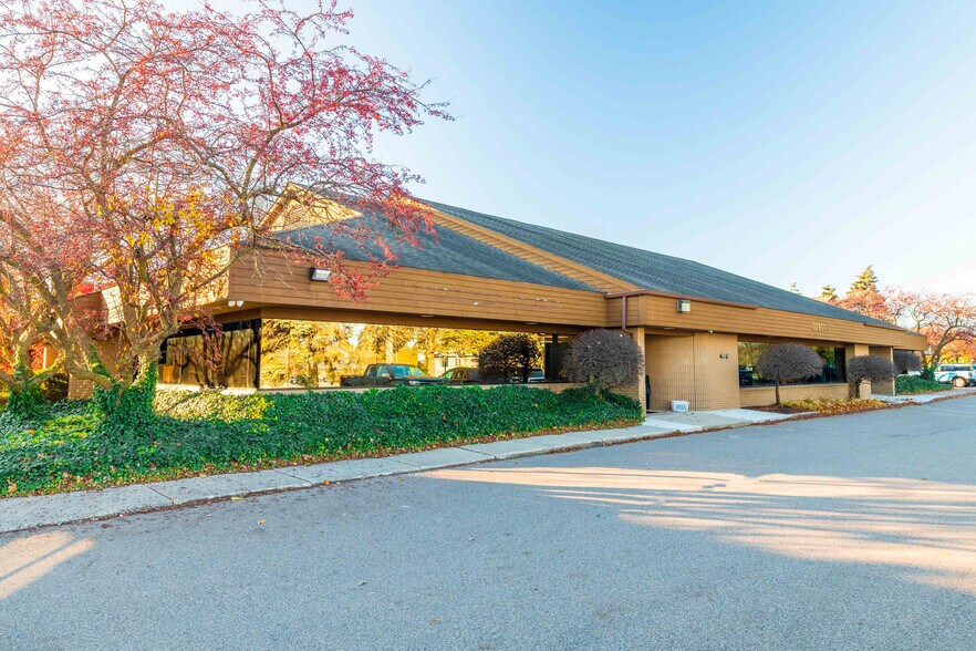 32901 Middlebelt Rd, Farmington Hills, MI à louer - Photo du bâtiment - Image 2 de 11
