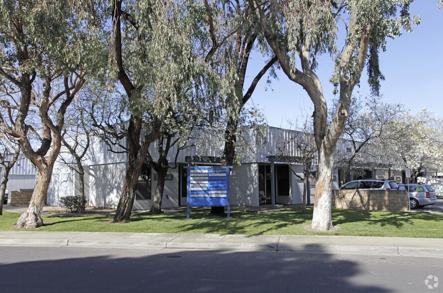 2111-2133 Research Dr, Livermore, CA à louer - Photo du bâtiment - Image 2 de 8