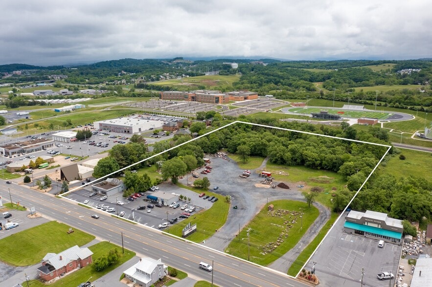 Harrisonburg Auto Outlet Assemblage portfolio of 2 properties for sale on LoopNet.ca - Building Photo - Image 1 of 11