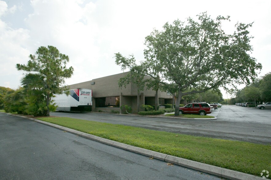 1661 Commerce Ave N, Saint Petersburg, FL à louer - Photo du bâtiment - Image 2 de 6