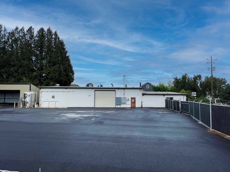 5650 NE Columbia Blvd, Portland, OR for lease - Building Photo - Image 3 of 4