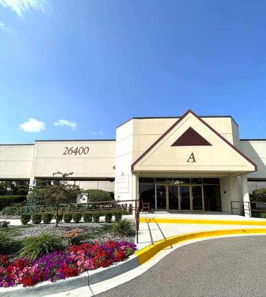 26400 W 12 Mile Rd, Southfield, MI for lease - Building Photo - Image 1 of 6