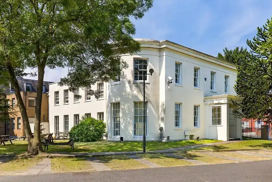 1 Central Rd, Morden à louer - Photo du bâtiment - Image 2 de 29