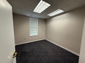 5012 Monument Ave, Richmond, VA à louer Photo du bâtiment- Image 2 de 8