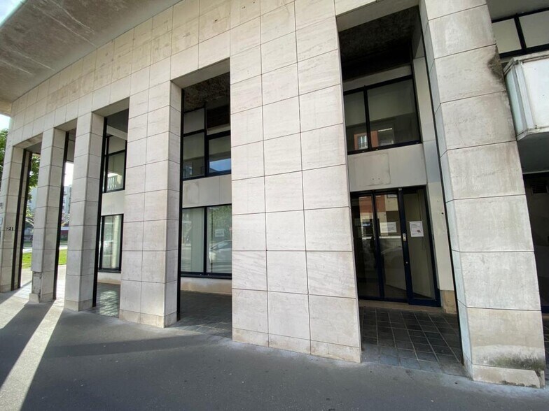 21 Avenue Du Centre, Montigny-le-Bretonneux à louer - Photo du bâtiment - Image 2 de 13