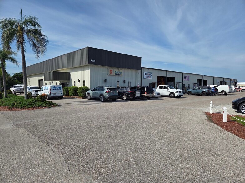 1036 NE Pine Island Rd, Cape Coral, FL à vendre - Photo du bâtiment - Image 2 de 12