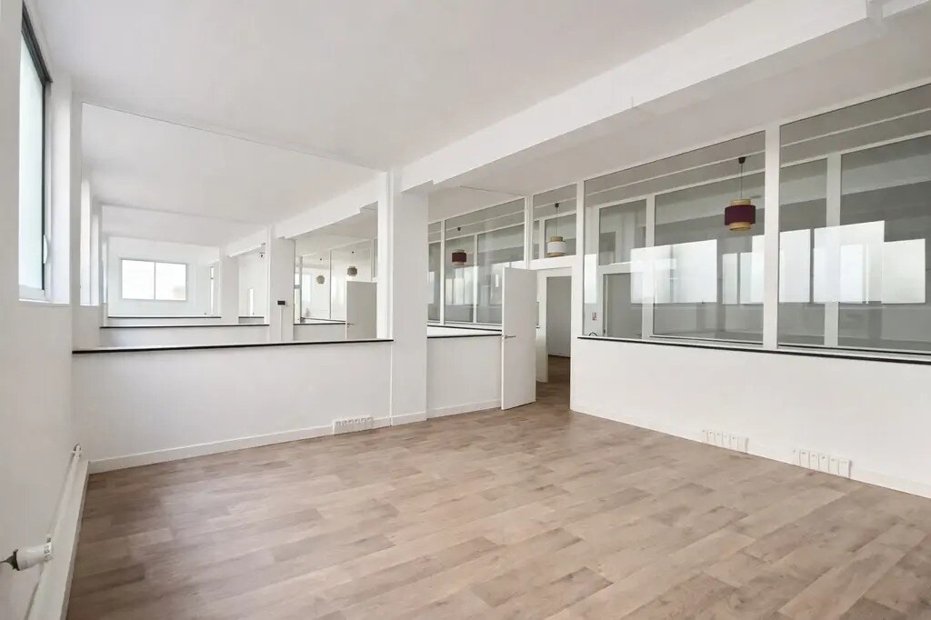 Office in Paris for lease Interior Photo- Image 1 of 11