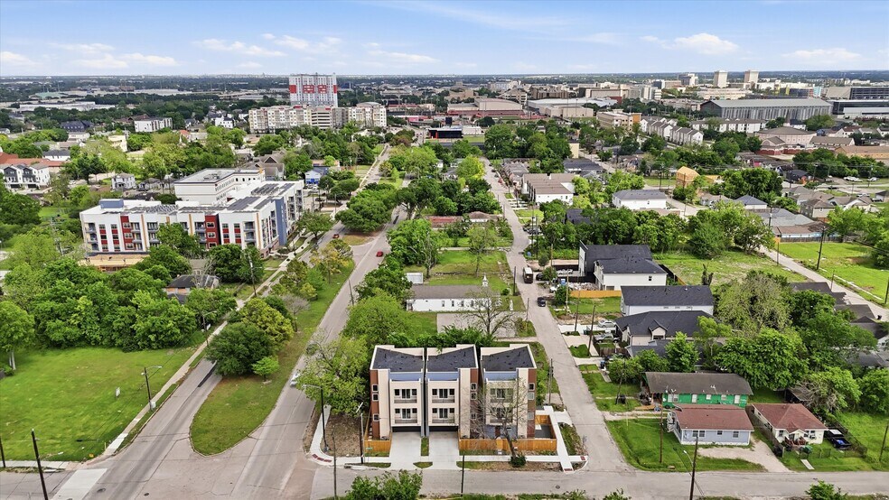 Francis Townhomes Portfolio portefeuille de 1 propriétés à vendre sur LoopNet.ca - Photo du bâtiment - Image 2 de 21