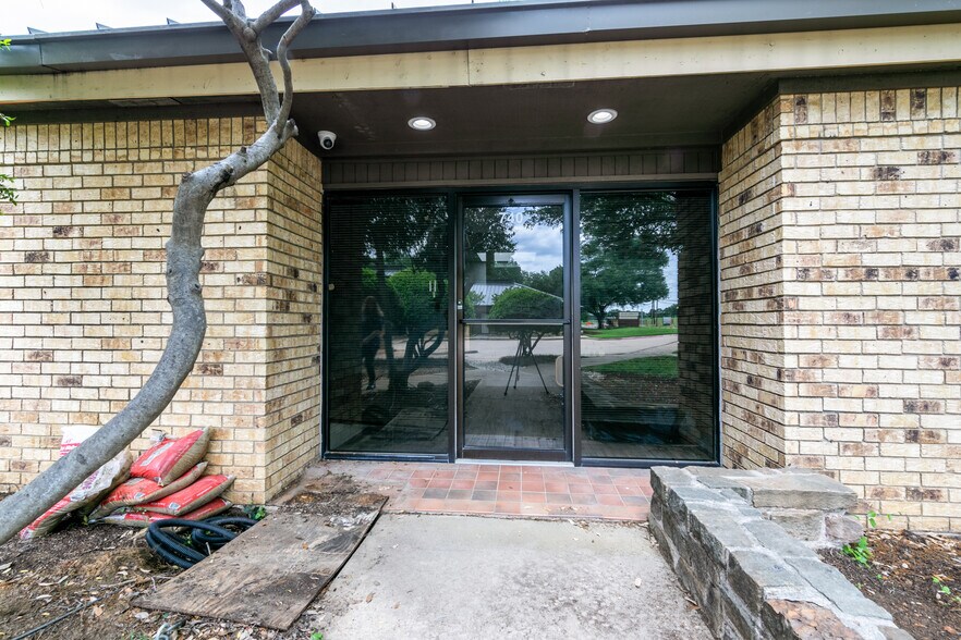 736 N Fielder Rd, Arlington, TX à louer - Photo du bâtiment - Image 3 de 19