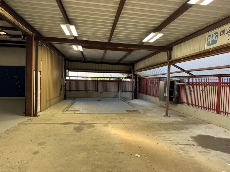 9333 Alberene Dr, Houston, TX à louer - Photo du bâtiment - Image 2 de 10