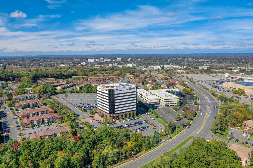 90 Woodbridge Center Dr, Woodbridge, NJ à louer - Photo du bâtiment - Image 3 de 12