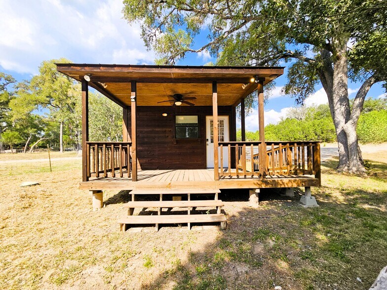 9926 FM 1283, Lakehills, TX à louer - Photo du bâtiment - Image 3 de 11