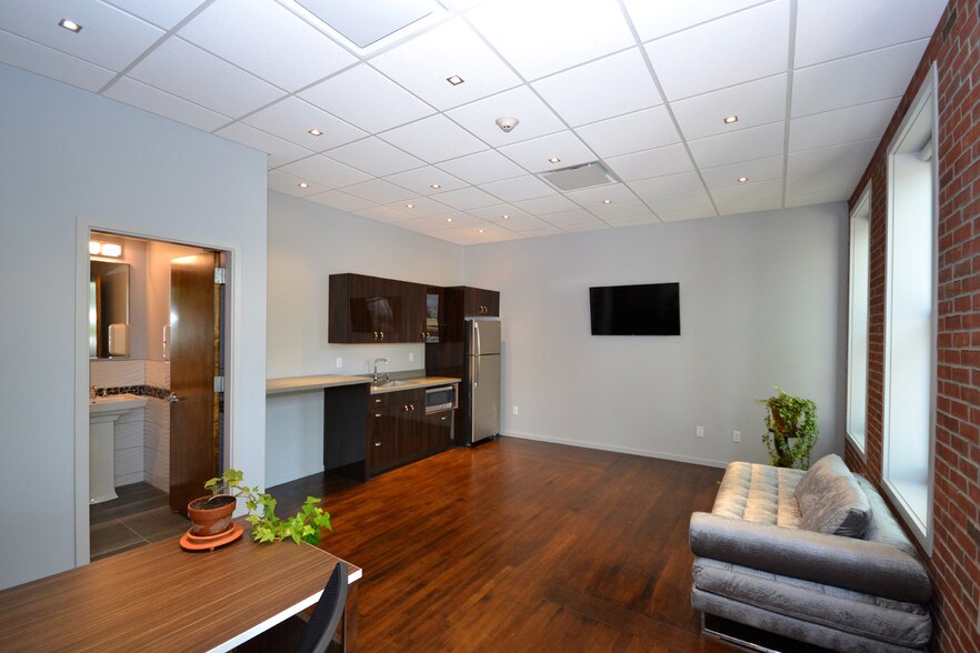 20 W Main St, Riverhead, NY à louer - Photo intérieure - Image 2 de 17