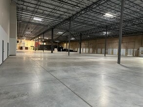 8001 Industry Way, Austin, TX à louer Photo intérieure- Image 2 de 10