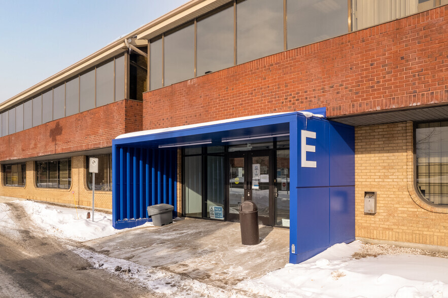 7900 Boul Taschereau, Brossard, QC à louer - Photo du bâtiment - Image 3 de 4