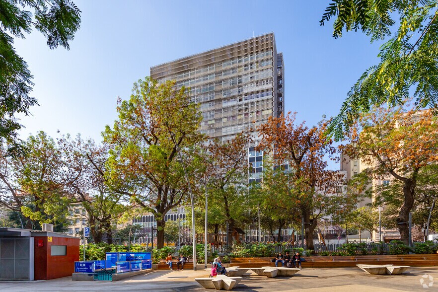 Plaça de Gal.La Placídia, 1, Barcelone, Barcelona à louer - Photo du bâtiment - Image 2 de 7