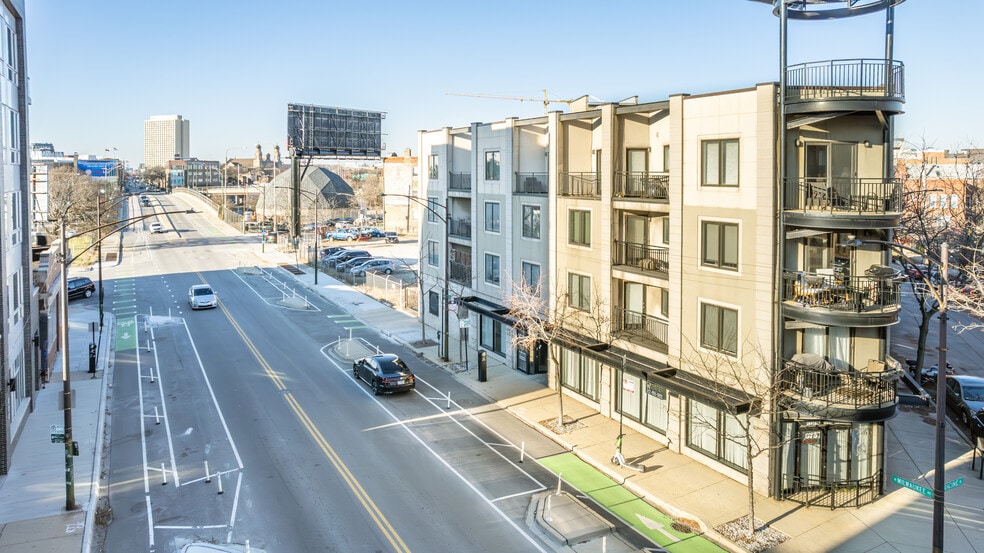 875 N Milwaukee Ave, Chicago, IL à louer - Photo du bâtiment - Image 3 de 6
