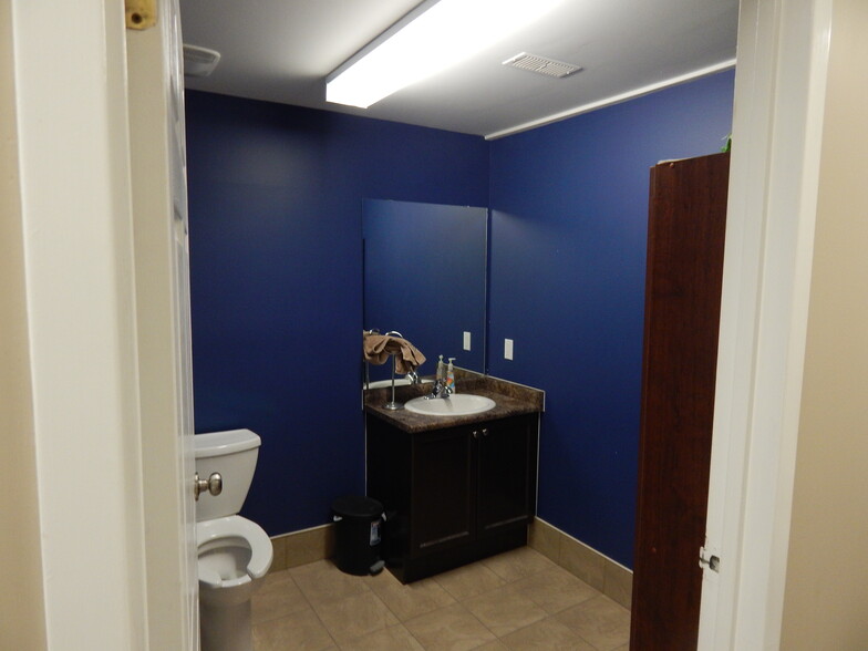 301 Fruitland Rd, Hamilton, ON for lease - Building Photo - Image 2 of 14