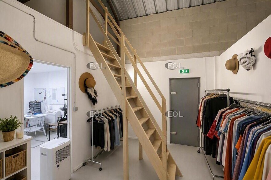 Flex in Marseille for lease - Interior Photo - Image 3 of 6