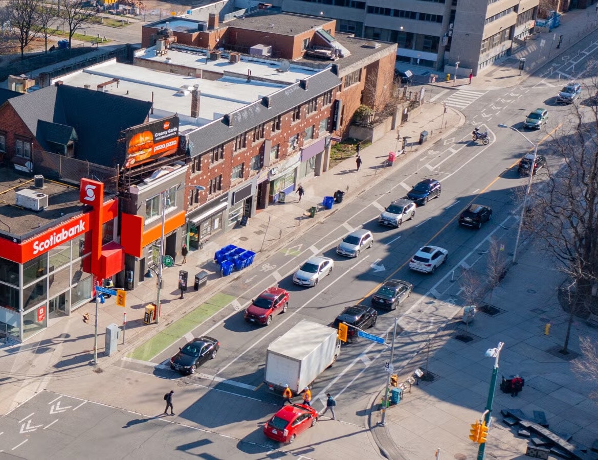 320-328 Bloor St W, Toronto, ON à louer Photo du bâtiment- Image 1 de 4
