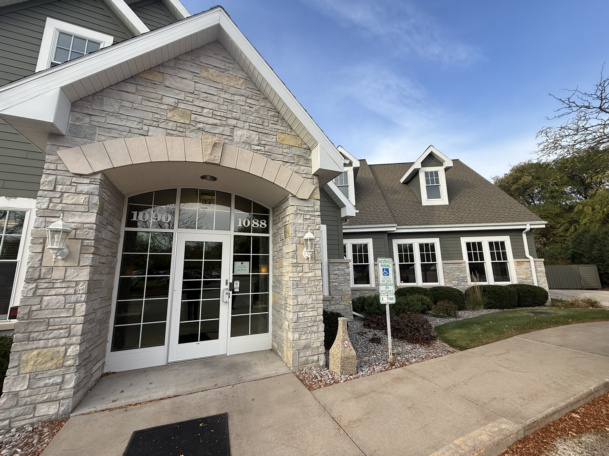 1088-1090 S Main St, Fond Du Lac, WI à louer Photo du bâtiment- Image 1 de 10