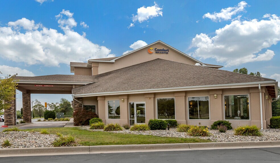 9742 Woodlane Dr, Dimondale, MI à vendre - Photo du bâtiment - Image 3 de 26