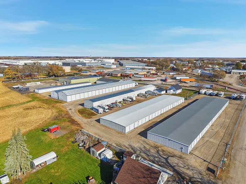 Space Rental portefeuille de 3 propriétés à vendre sur LoopNet.ca - Photo du bâtiment - Image 3 de 6