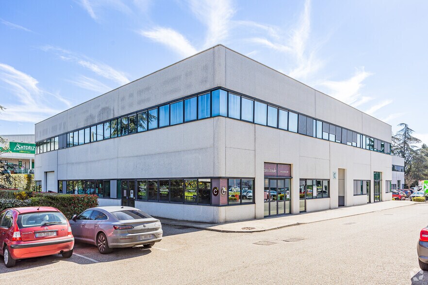 Bureau dans Champagne-au-Mont-d'Or à louer - Photo du bâtiment - Image 2 de 2