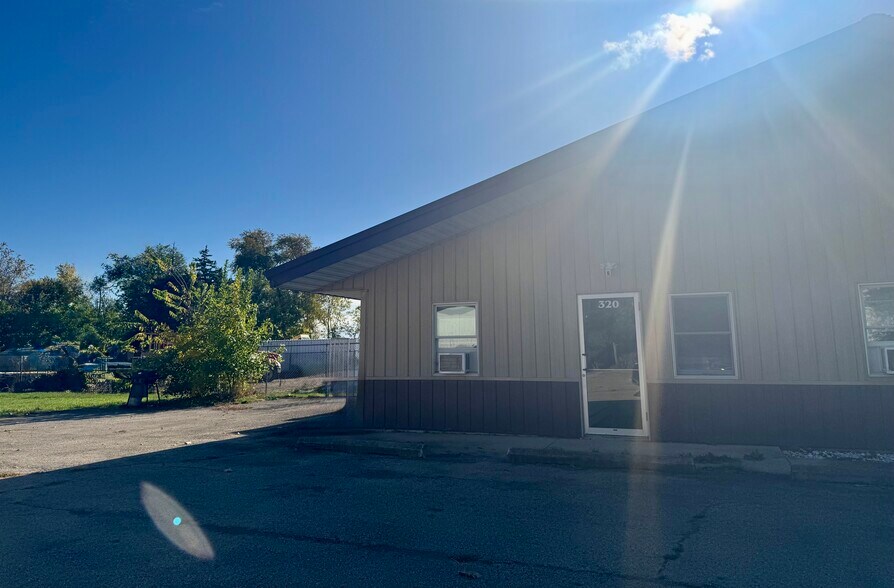 320 E Washington St, Oswego, IL à louer - Photo du bâtiment - Image 2 de 9