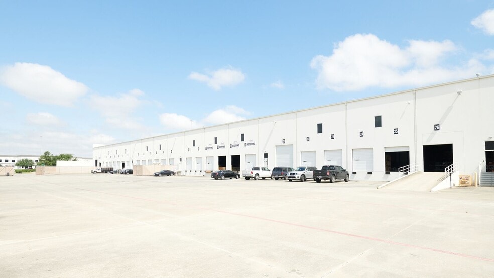 16330 Central Green Blvd, Houston, TX for lease - Building Photo - Image 2 of 12