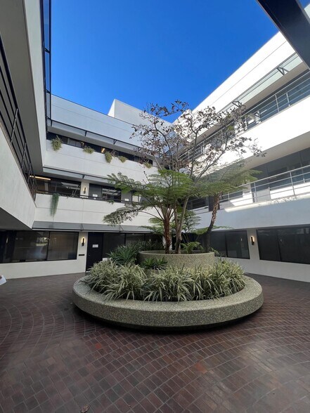 415 N Crescent Dr, Beverly Hills, CA à louer - Photo du bâtiment - Image 3 de 6