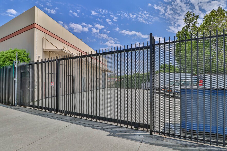 1625 Riverside Dr, Los Angeles, CA à louer - Photo du bâtiment - Image 2 de 15