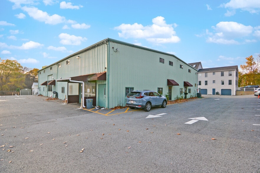 17 Darrin Rd, Dracut, MA à vendre - Photo du bâtiment - Image 2 de 6