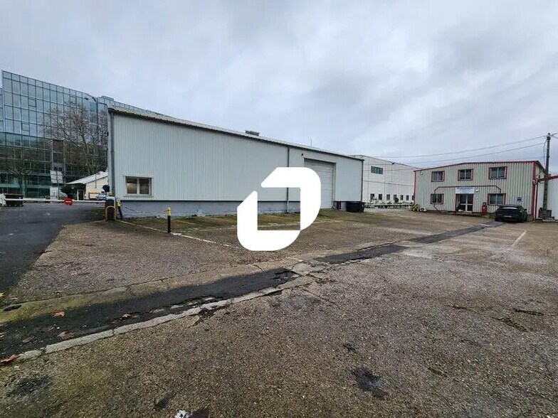 Office in Saint-Denis for lease - Building Photo - Image 2 of 8